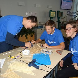 Naši studenti ovládli soutěž ve stavění mostů