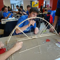 Naši studenti ovládli soutěž ve stavění mostů