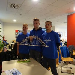 Naši studenti ovládli soutěž ve stavění mostů